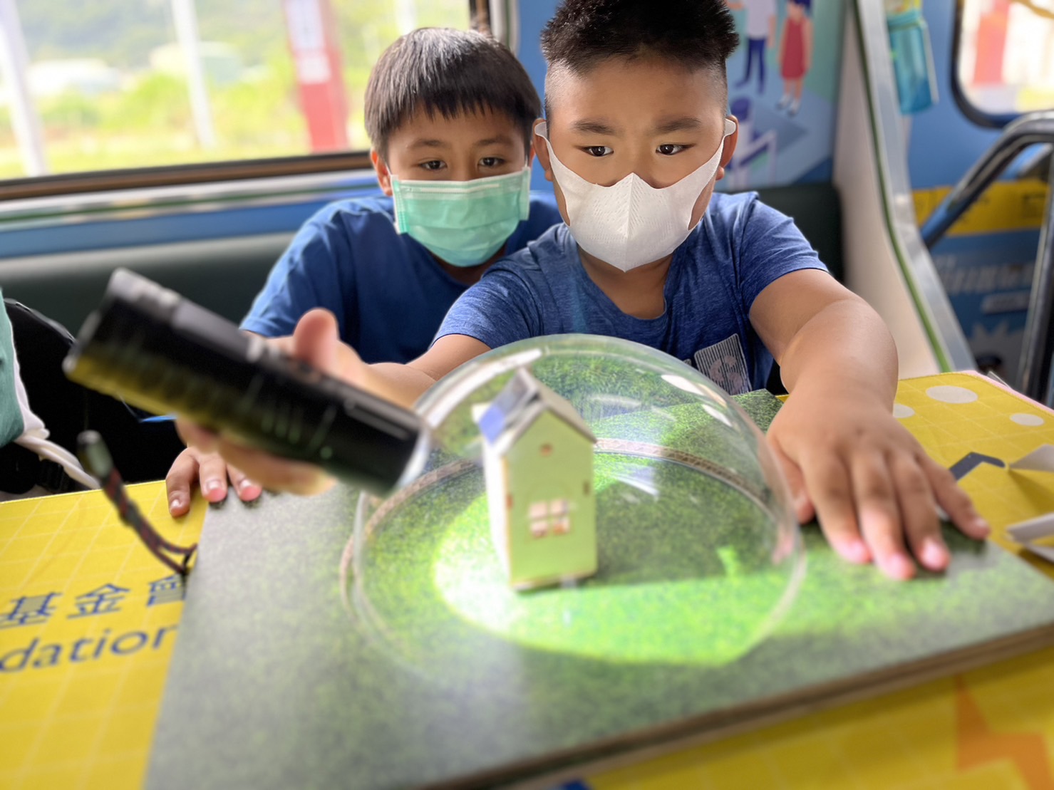 博鱼參與基礎科學主題車廂，以STEAM教學精神，設計「逐日科學家」、「太陽能工程師」以及「淨零建築師」三大能源科普課程和實驗